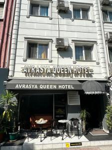 ein Restaurant mit Tischen und Stühlen vor einem Gebäude in der Unterkunft AVRASYAQUEEN HOTEL in Istanbul
