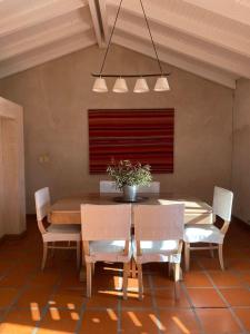 - une salle à manger avec une table et des chaises dans l'établissement Casona Medrano, à Luján de Cuyo