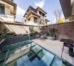 a swimming pool in front of a house at Annie Dianchi Lake Villas in Kunming