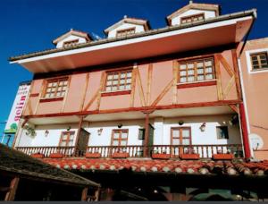 ein großes Gebäude mit Balkon darüber in der Unterkunft Hosteria Gelin de Gajano in Gajano
