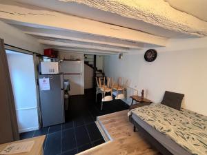 Kuchyň nebo kuchyňský kout v ubytování Gîte maisonnette- Et à côté coule une rivière