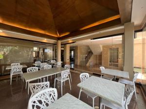 Restaurace v ubytování Coralpoint Gardens Suites & Residences