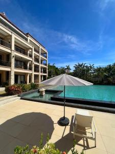 Bazén v ubytování Coralpoint Gardens Suites & Residences nebo v jeho okolí