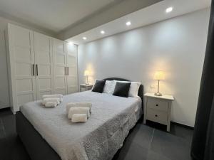 een slaapkamer met een groot bed met 2 stoelen erop bij Peonia and Mughetto apartments in the Langhe in Albaretto Della Torre 