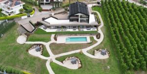 een luchtzicht op een huis met een tuin bij Stollhof - New 2024 in Lagundo