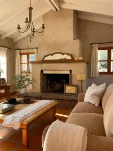 盧漢德庫約的住宿－Casona Medrano，带沙发和壁炉的客厅