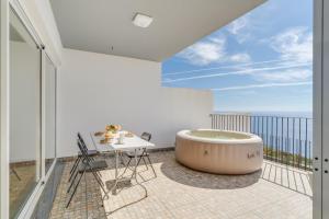 d'une grande baignoire sur un balcon avec une table et des chaises. dans l'établissement Casa Morena by Atlantic Holiday, à Santa Cruz