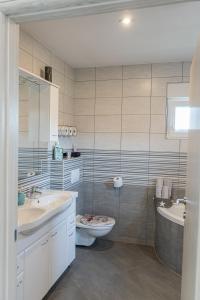 Perfect stay في سينتيلي: حمام به مغسلتين ومرحاض وحوض استحمام