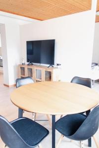 - une table avec des chaises et une télévision dans la chambre dans l'établissement 1 BR apartment for 4 guests in Tórshavn, à Tórshavn