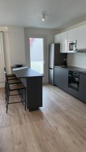 - une cuisine avec un îlot noir dans la chambre dans l'établissement Spacieux Appartement Familial *10mn saint Charles*, à Marseille