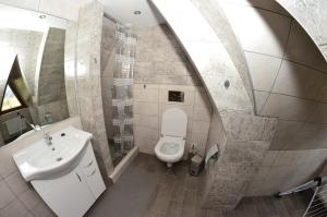 łazienka z toaletą i umywalką w obiekcie Wynajem Pokoi Zofia Gał Gliczarów Górny w mieście Gliczarów Górny