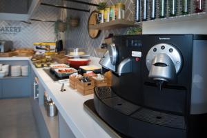 Hotel Bed4U Santander في سانتاندير: مطبخ مع آلة صنع القهوة على منضدة