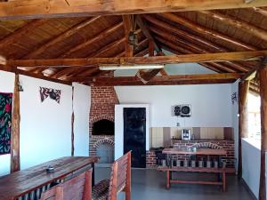 sala de estar con techos de madera y chimenea de ladrillo en Pensiunea Dimitrie en Mănăstirea Humorului
