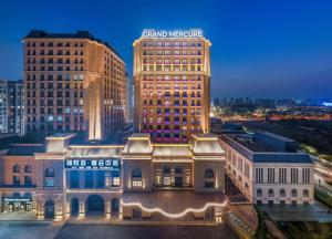 杭州市にあるGrand Mercure Hangzhou Zhejiang Universityの夜の壮大なウェーバリーホテルの景色を望めます。