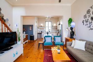 uma sala de estar com um sofá e uma mesa em Quirky 2 Bed Home Parking Wi-Fi Backup Power em Cidade do Cabo