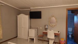 uma cozinha com um lavatório e um frigorífico num quarto em Il Mirto E La Rosa em Arenella