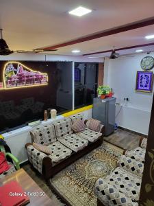 OYO Nabhyansh Elite في إندوري: غرفة معيشة مع كنبتين وطاولة