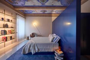 ラヴェンナにあるGirondaの青い天井のベッドルーム1室(ベッド1台付)