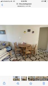 ein Esszimmer mit Tisch und Stühlen und einem Bett in der Unterkunft الميرغني مصر الجديده in El-Alamein + 20 Fotos