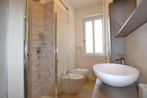 a bathroom with a tub and a shower and a toilet at Casa Jordan - Your Home Everywhere - Pordenone in Pordenone