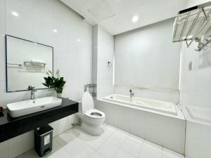 une salle de bains blanche avec toilettes et lavabo dans l'établissement Mattina Villa, à Hạ Long 10 autres photos