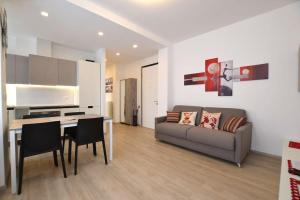 a living room with a couch and a table at Casa Jordan - Your Home Everywhere - Pordenone in Pordenone