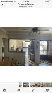 mit Blick auf ein Wohnzimmer und ein Esszimmer in der Unterkunft الميرغني مصر الجديده in El-Alamein