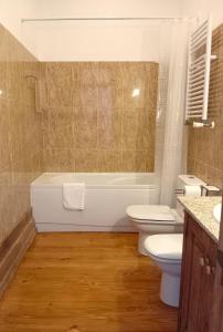 ein Badezimmer mit einer Badewanne, einem WC und einem Waschbecken in der Unterkunft Casa Pita Caminha in Caminha
