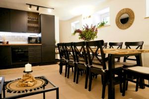 a kitchen and dining room with a table and chairs at Leśne Echo in Kazimierz Dolny