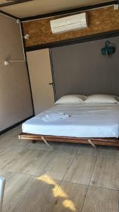 uma cama num pequeno quarto com em Maya Roma em Roma