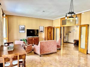 TV a/nebo společenská místnost v ubytování Luxury house under the old town