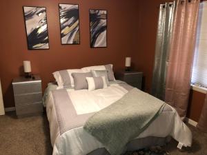 Ένα ή περισσότερα κρεβάτια σε δωμάτιο στο SSS Guest Home
