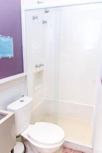ein Bad mit einem WC und einer Dusche in der Unterkunft Palace Beach Hostel in Rio de Janeiro