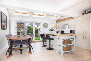 une cuisine avec une table, des chaises et un comptoir dans l'établissement Pass the Keys Stunning home near Didsbury Village - Sleeps 6, à Manchester