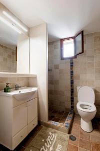 A bathroom at Ariadni Villas Faliraki