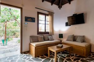 A television and/or entertainment centre at Ariadni Villas Faliraki