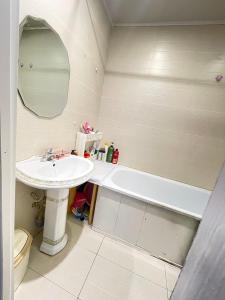 uma casa de banho com um lavatório, um WC e um espelho. em Central Stay em Ulan Bator