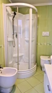 ein Bad mit einer Dusche, einem WC und einem Waschbecken in der Unterkunft Dolcenido Meyer Firenze in Florenz