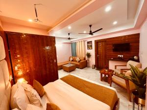 een slaapkamer met een bed en een woonkamer bij Spring Sky - A Four Star Luxury Hotel in Rishīkesh