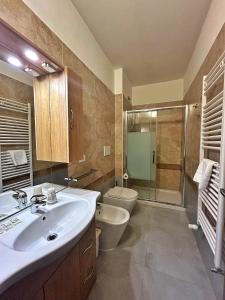 een badkamer met een wastafel, een toilet en een douche bij Locanda Munerato in Padua