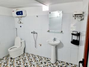 a bathroom with a toilet and a sink at Mam Da Homstay in Na Hang