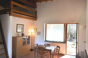 a dining room with a table and chairs and a window at Montecasciano - Ciclamino in Capranica