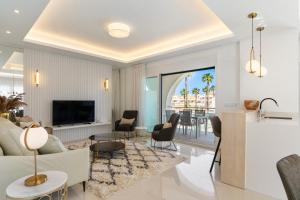 Μια τηλεόραση ή/και κέντρο ψυχαγωγίας στο PLATINUM EXCELLENT PENTHOUSE x