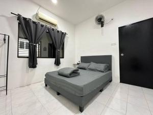 1 dormitorio con 1 cama con puerta negra y espejo en Home In Johor Bahru Near Sutera Mall, en Skudai