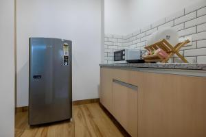 グルガオンにあるWandr Alcor - Sector 48の- ステンレス製の冷蔵庫(キッチンの隅)