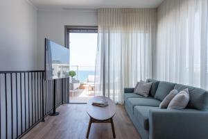 Zona d'estar a PORT CITY HAIFA - Luxury Seaview Penthouse w Jaccuzzi