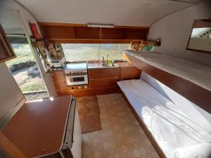 Η κουζίνα ή μικρή κουζίνα στο A Night at the Museum Vintage Glamping