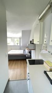 cocina blanca con cama de fondo en Air Apartments 11 en Bremen