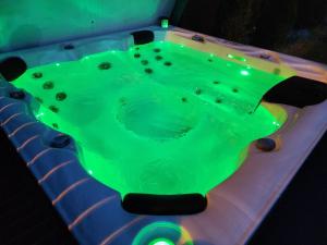 een hottub met groen water in het midden bij Cabana DEMI in Gheorgheni