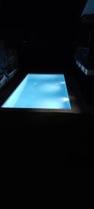 einen großen blauen Tisch in einem dunklen Raum in der Unterkunft B&B La Fontanella in Riccò del Golfo di Spezia